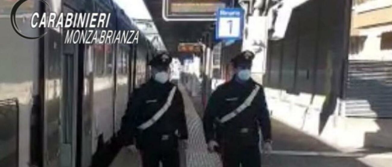 Carabinieri alla stazione di Bovisio Masciago (foto Carabinieri)