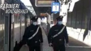 Carabinieri alla stazione di Bovisio Masciago (foto Carabinieri)