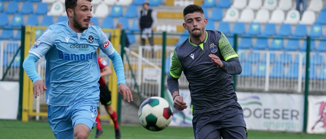 Sabino Signorile, a destra, in azione (foto Alessio Morgese e Luca Rossini-pagina di Facebook Seregno calcio)