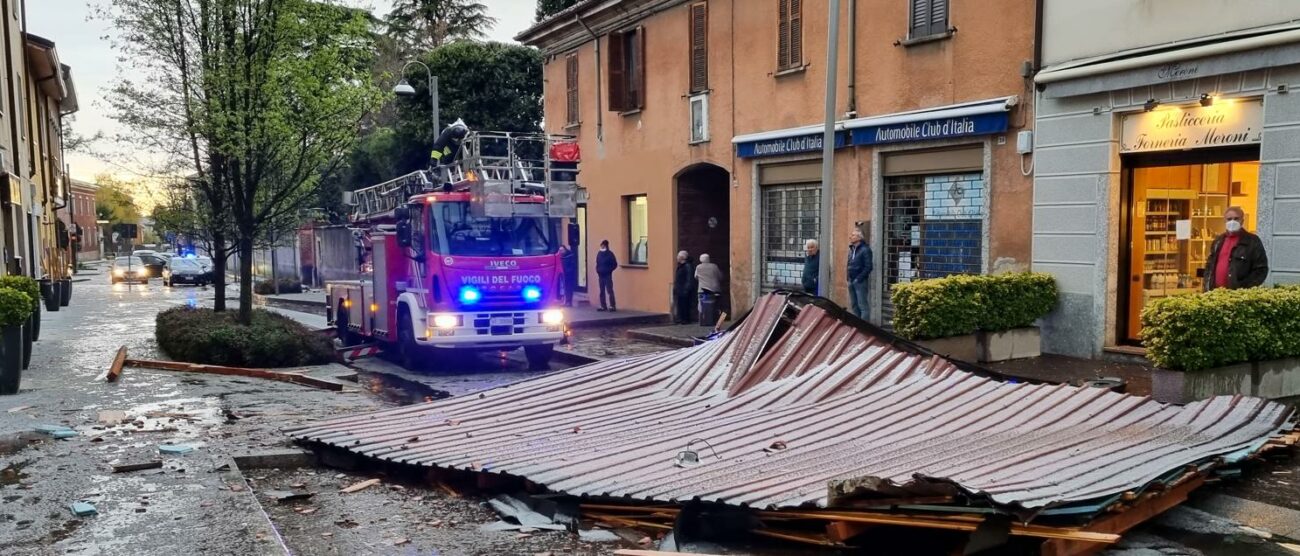 Tetto scoperchiato a Carate via Cusani, strada chiusa.