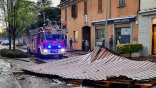 Tetto scoperchiato a Carate via Cusani, strada chiusa.