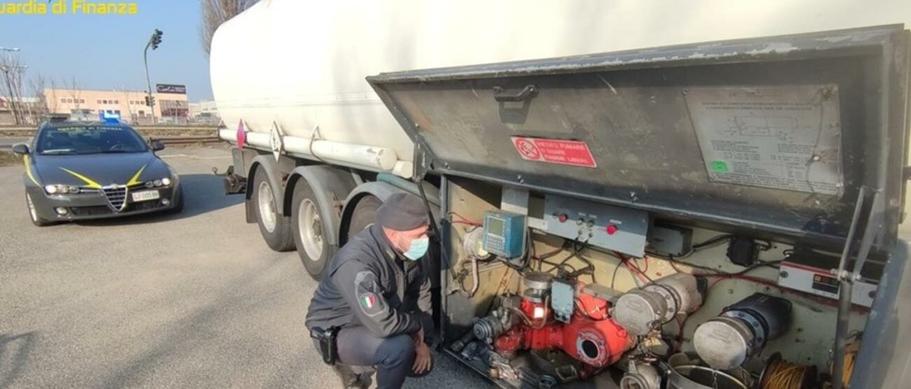 Controllo autocisterna (foto Guardia Finanza)