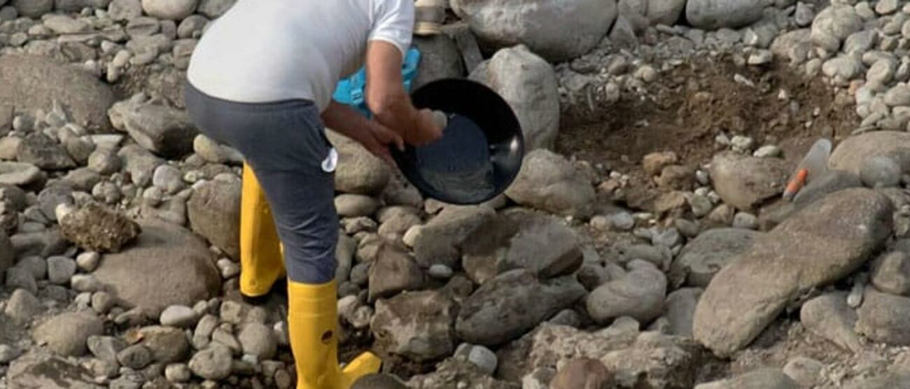 Foto dell'adda con il livello basso e cercatori d’oro