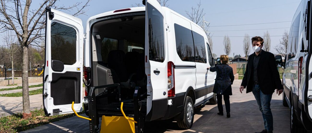I due nuovi pullmini in dotazione al Cdd di Seregno