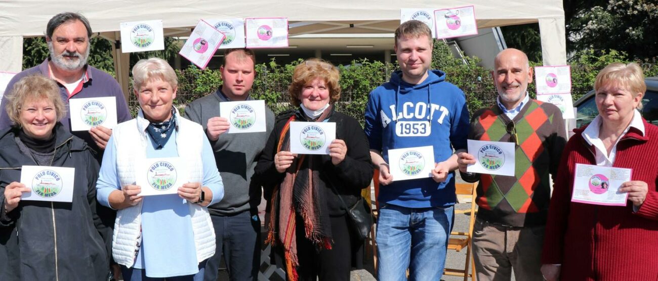 La candidata sindaca Rina Del Pero, al centro, con alcuni simpatizzanti del Polo Civico per Meda al gazebo del mercato