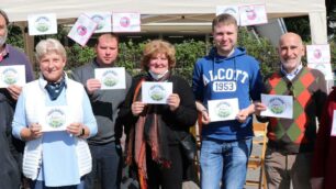 La candidata sindaca Rina Del Pero, al centro, con alcuni simpatizzanti del Polo Civico per Meda al gazebo del mercato