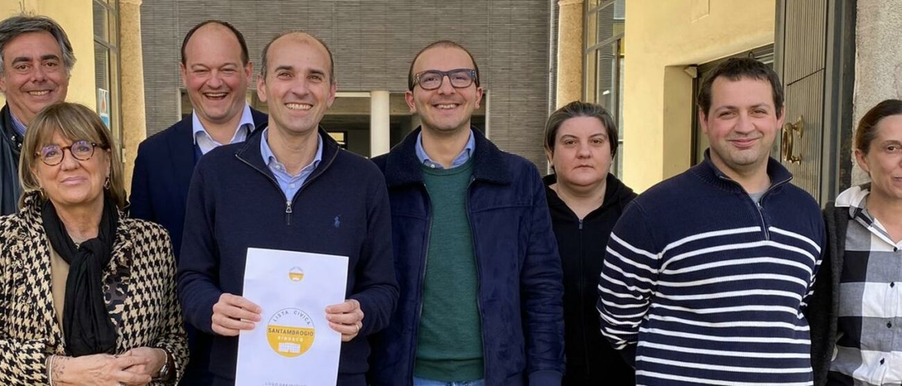 Un gruppo di simpatizzanti della lista civica di Meda "Santambrogio sindaco" col il logo ( foto Volonterio)