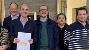 Un gruppo di simpatizzanti della lista civica di Meda "Santambrogio sindaco" col il logo ( foto Volonterio)
