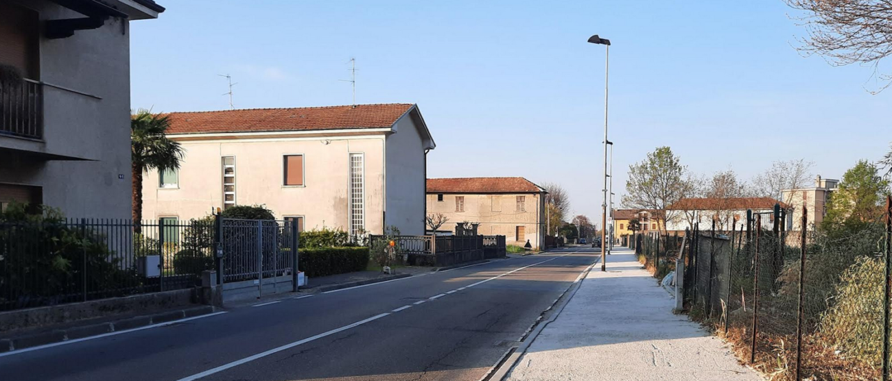 manutenzione stradale, rifacimento del marciapiede di via Furlanelli