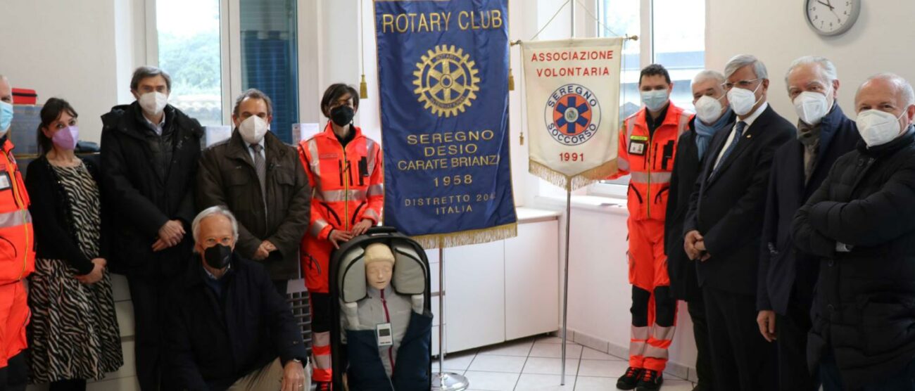 Un gruppo di soci del Rotary Sedeca nella sede di Seregno Soccorso per finalizzare la donazione di materiale sanitario