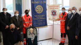 Un gruppo di soci del Rotary Sedeca nella sede di Seregno Soccorso per finalizzare la donazione di materiale sanitario