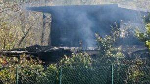 Il capanno durante l’incendio