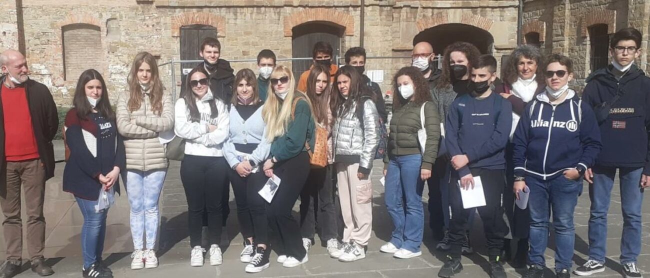 Un gruppo di studenti del liceo Parini alla Risiera di San Sabba a Trieste