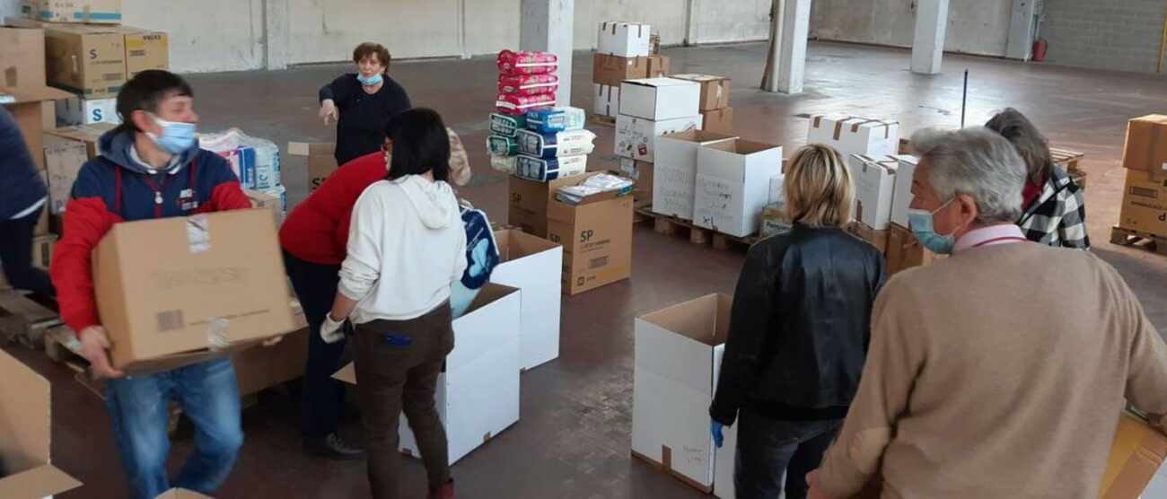 Volontari al lavoro al centro di raccolta