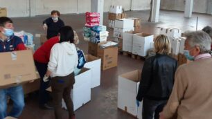 Volontari al lavoro al centro di raccolta