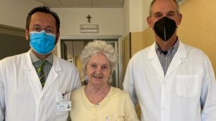 Vimercate operazione chirurgica colon Nella foto Christian Cotsoglou a sinistra Gianfranco Deiana e in mezzo la paziente