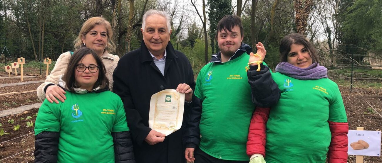 Inaugurato il giardino sensoriale: nella foto i ragazzi di Poseidon con la presidente Eleonora Pupio, e Gianfranco Terruzzi, sostenitore del progetto.