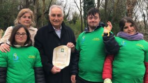 Inaugurato il giardino sensoriale: nella foto i ragazzi di Poseidon con la presidente Eleonora Pupio, e Gianfranco Terruzzi, sostenitore del progetto.