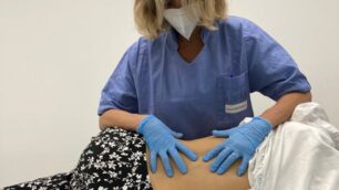 Una osteopata al lavoro