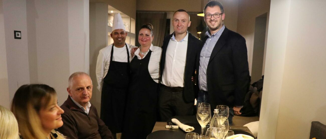 L'ucraino volontario il 33enne Oleksander Sydourk, al centro tra i titolari del ristorante "il gusto della vita" lo chef Dhian Singh, Elena Picchiottini e Marco Grassi capifila del gruppo dell'associazione " Ucraina la corsa di Alex"