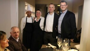 L'ucraino volontario il 33enne Oleksander Sydourk, al centro tra i titolari del ristorante "il gusto della vita" lo chef Dhian Singh, Elena Picchiottini e Marco Grassi capifila del gruppo dell'associazione " Ucraina la corsa di Alex"