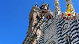 Monza: i controlli dei vigili del fuoco sul tetto del Duomo