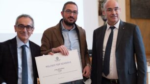 Il docente del Frisi Luigi Arrigoni, al centro, fra Antonio Capone, preside della scuola di ingegneria industriale e dell’informazione, e l rettore Ferruccio Resta