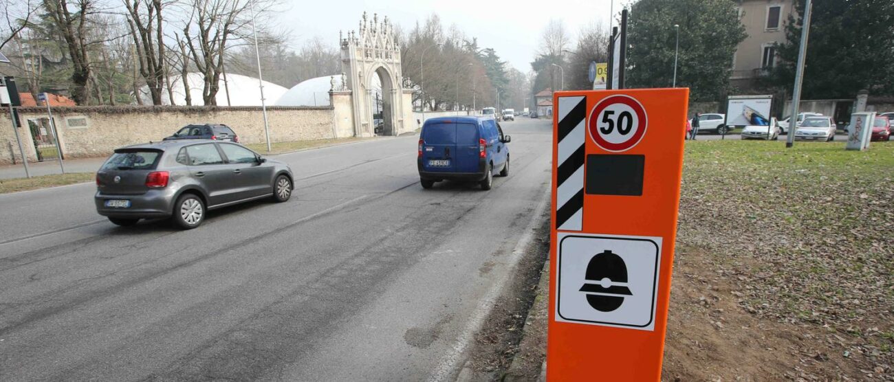 Via Boccaccio a Monza: a sinistra le mura del Parco e l’ingresso del tennis, a destra l’incrocio con viale Petrarca