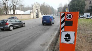 Via Boccaccio a Monza: a sinistra le mura del Parco e l’ingresso del tennis, a destra l’incrocio con viale Petrarca