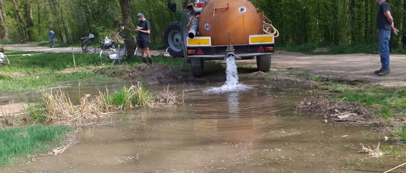 Parco di Monza pozza rospi smeraldini. Le foto sono state scattate il 14 aprile 2022. Autobotte riempie la pozza e il lavoro a fine giornata. Foto di Luciano Rossetti