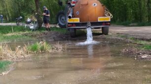 Parco di Monza pozza rospi smeraldini. Le foto sono state scattate il 14 aprile 2022. Autobotte riempie la pozza e il lavoro a fine giornata. Foto di Luciano Rossetti