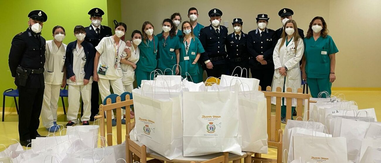 Visita degli agenti della Polizia penitenziaria di Monza ai pazienti ricoverati in pediatria al San Gerardo e al personale sanitario. Consegnate uova di cioccolato, colombe e giocattoli per Pasqua