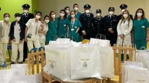 Visita degli agenti della Polizia penitenziaria di Monza ai pazienti ricoverati in pediatria al San Gerardo e al personale sanitario. Consegnate uova di cioccolato, colombe e giocattoli per Pasqua