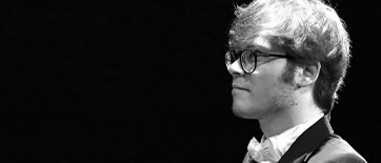 Il direttore d'orchestra Luca Ballabio che mercoledì 13 aprile al teatro San Rocco di Seregno dirigerà la Filarmonica Pozzoli
