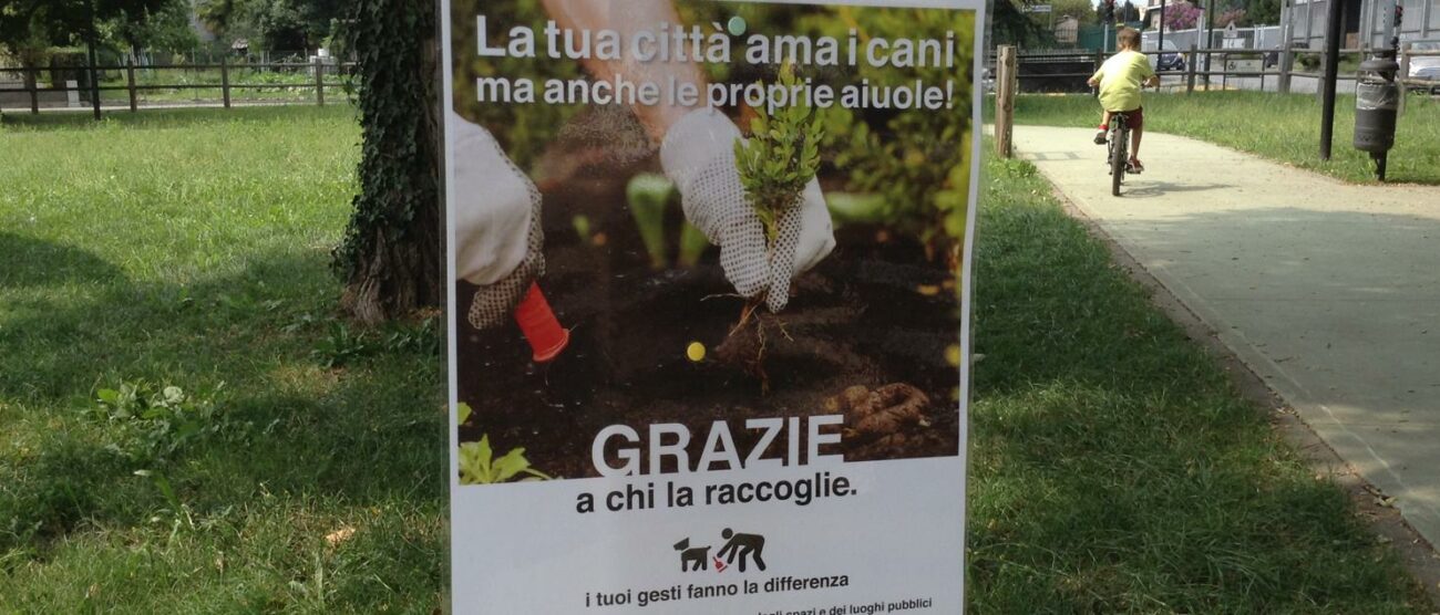 Un cartello posato in un comune della Brianza contro l’abbandono delle deiezioni canine
