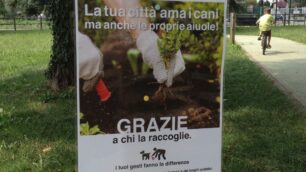 Un cartello posato in un comune della Brianza contro l’abbandono delle deiezioni canine