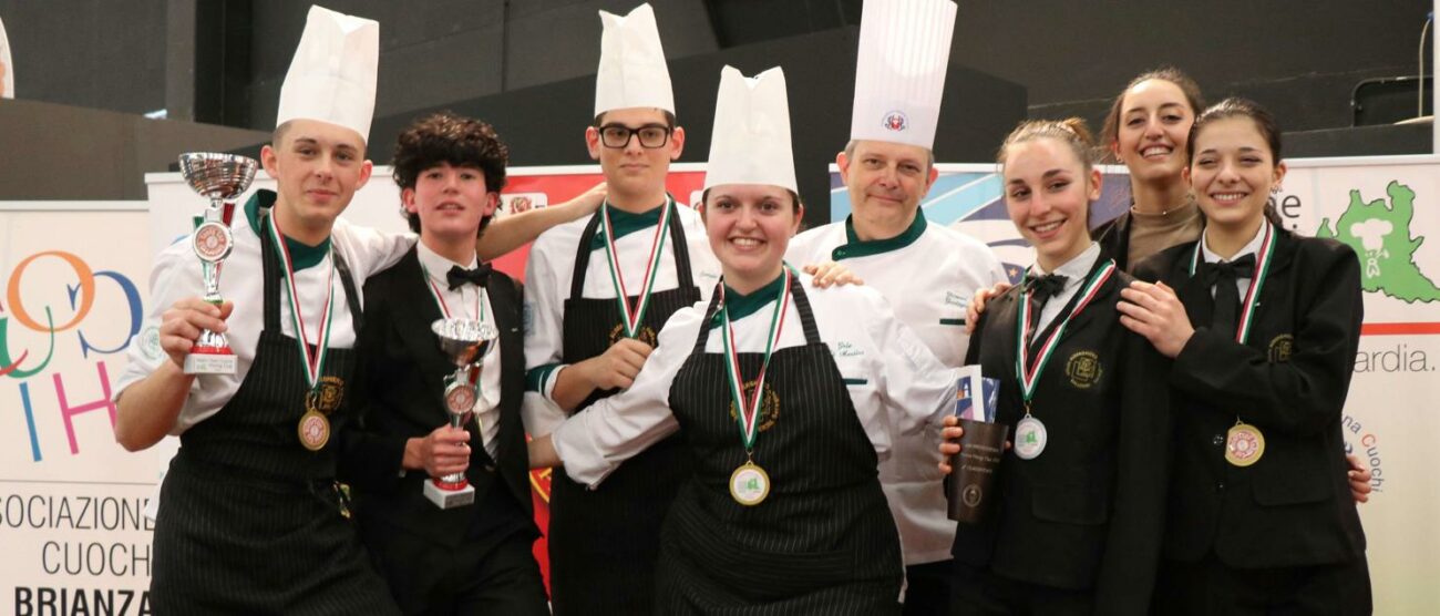 La squadra del Ballerini di Seregno che si è classificata al secondo posto al concorso "young cup" , sia per le prove di cucina che di sala