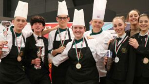 La squadra del Ballerini di Seregno che si è classificata al secondo posto al concorso "young cup" , sia per le prove di cucina che di sala