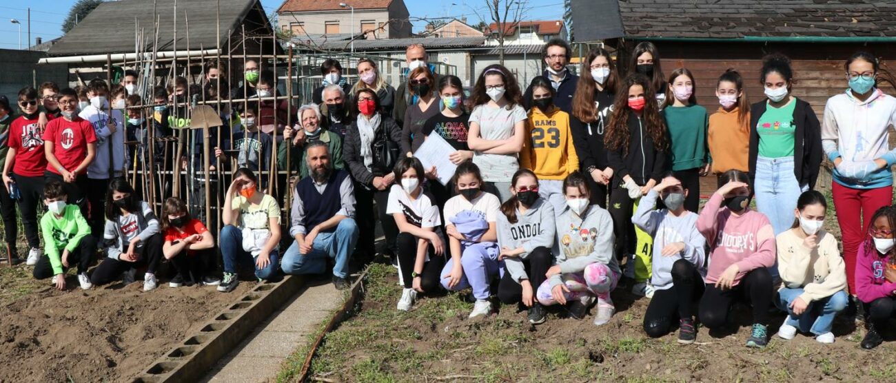 Un gruppo di alunni di prima delle medie don Milani di Seregno prima iniziare l'attività di laboratorio agli orti di via Emilia