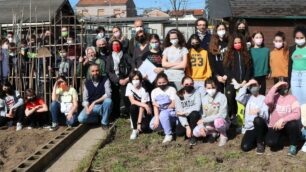 Un gruppo di alunni di prima delle medie don Milani di Seregno prima iniziare l'attività di laboratorio agli orti di via Emilia