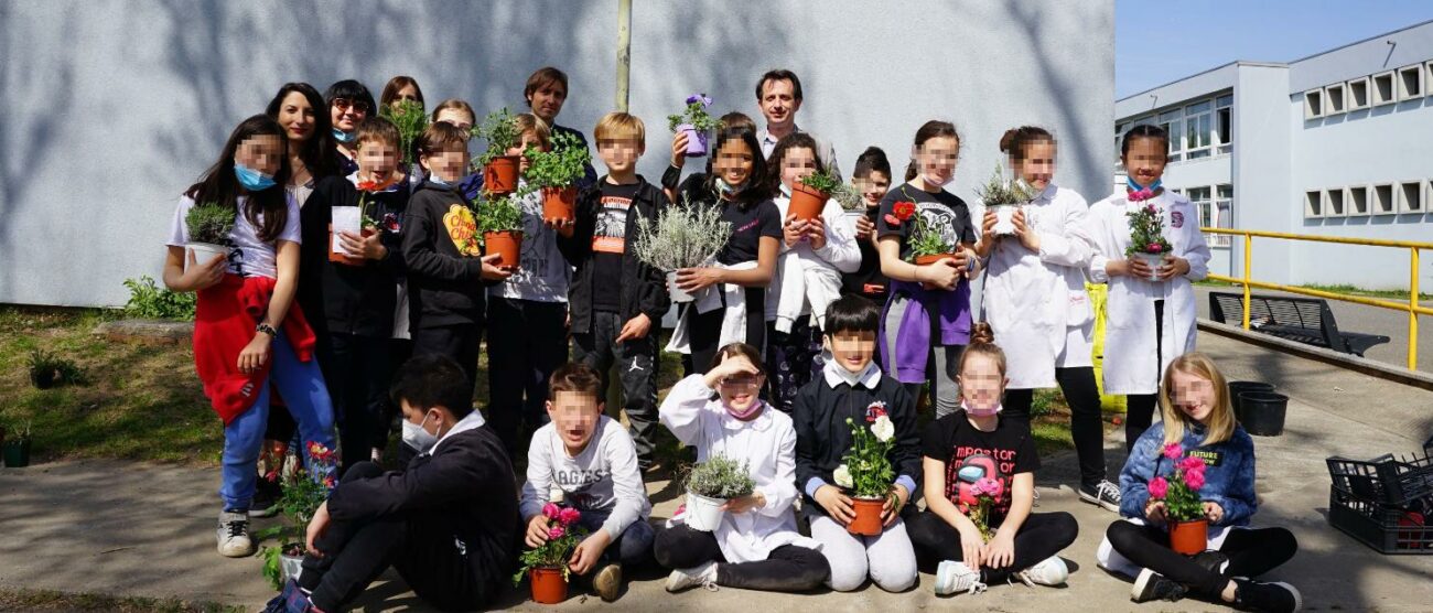 Gli scolari di 5 A della primaria Moro di Seregno che stanno realizzando il giardino selvatico all'interno degli spazi verdi della scuola