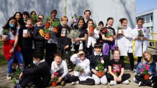 Gli scolari di 5 A della primaria Moro di Seregno che stanno realizzando il giardino selvatico all'interno degli spazi verdi della scuola