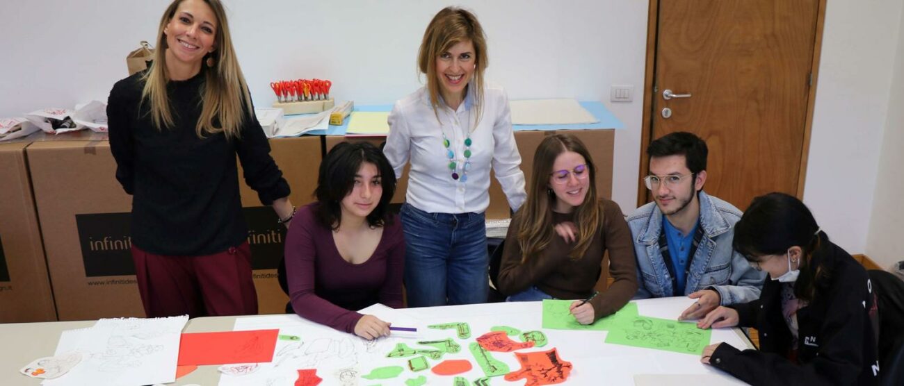 L'illustratrice Eva Montanari assieme agli studenti del liceo artistico Valentini di Monza nei locali della biblioteca civica di Seregno (foto Volonterio)