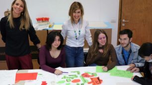 L'illustratrice Eva Montanari assieme agli studenti del liceo artistico Valentini di Monza nei locali della biblioteca civica di Seregno (foto Volonterio)