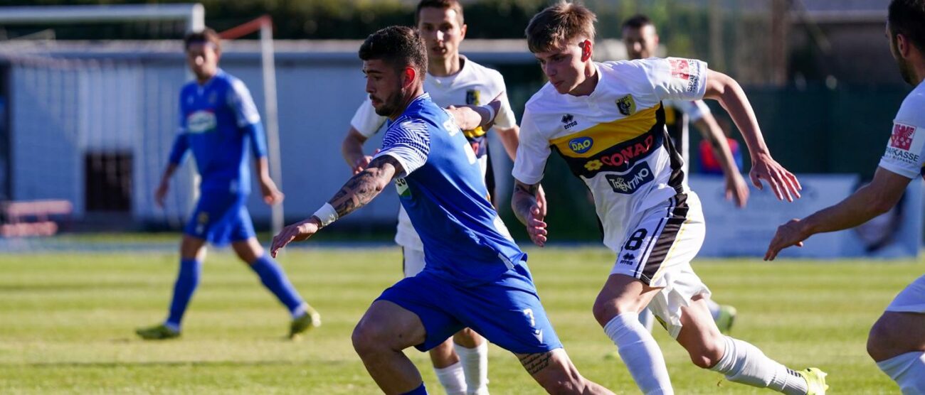 Un tentativo offensivo di Sabino Signorile (foto Alessio Morgese e Luca Rossini-pagina Facebook Seregno calcio)