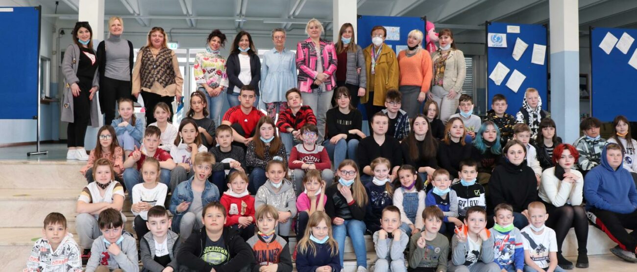 Un gruppo dei bambini ucraini che il pomeriggio di sabato svolgono lezioni di italiano nei locali della scuola Rodari di Seregno