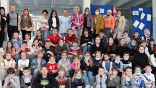 Un gruppo dei bambini ucraini che il pomeriggio di sabato svolgono lezioni di italiano nei locali della scuola Rodari di Seregno