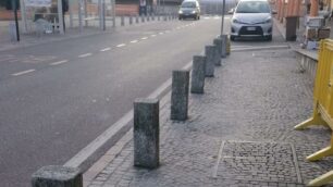 I dissuasori di fronte alla stazione