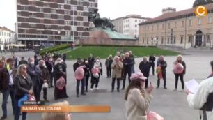 Trash mob: in piazza a Monza con il sacco rosso per i problemi della nuova differenziata, le interviste