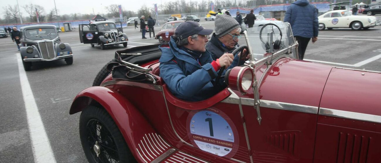 Preparativi prima della partenza della classica gara per auto d’epoca